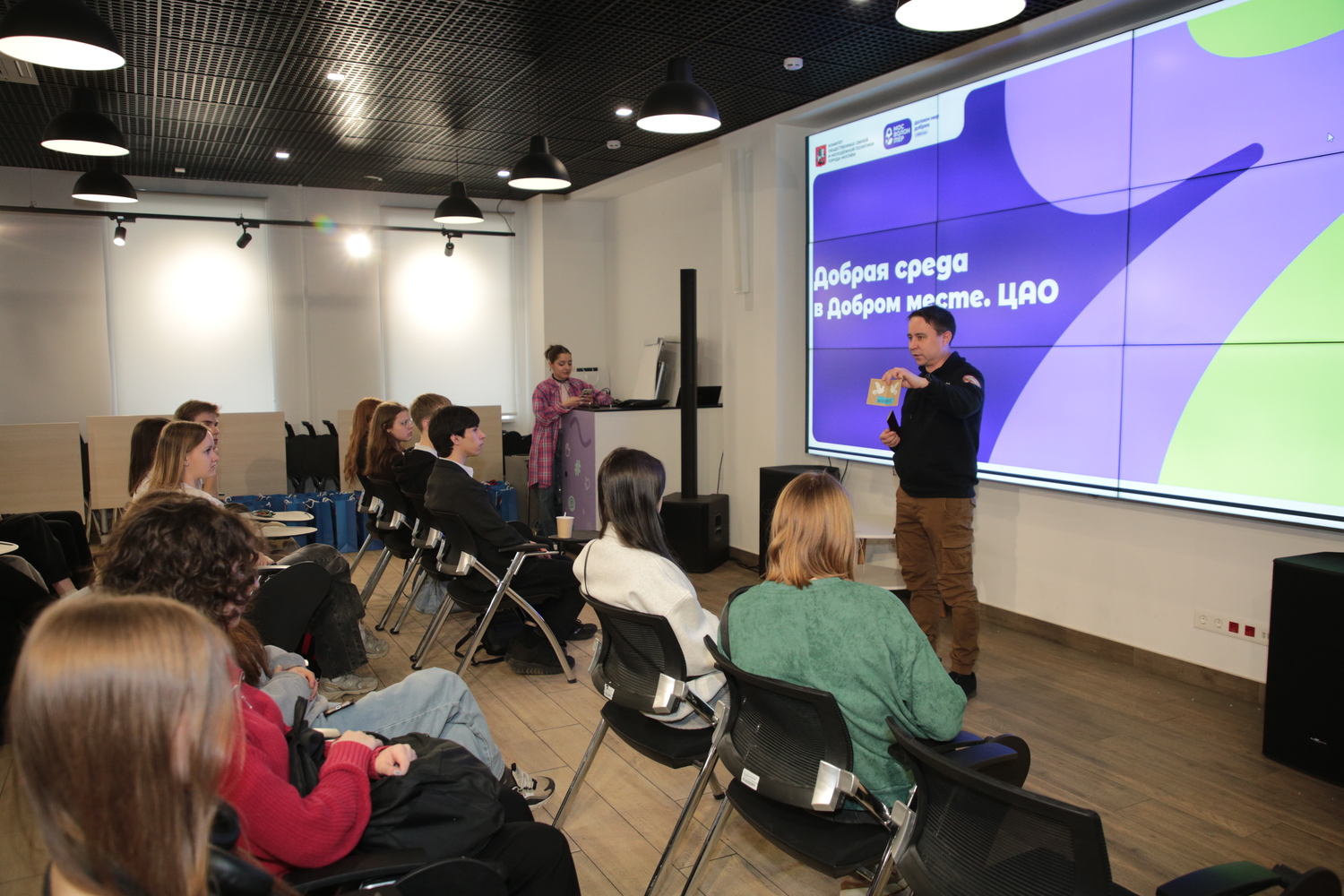 Участник СВО Эльдар Шарипов выступил перед активистами движения &laquo;Мосволонтер&raquo;  фото