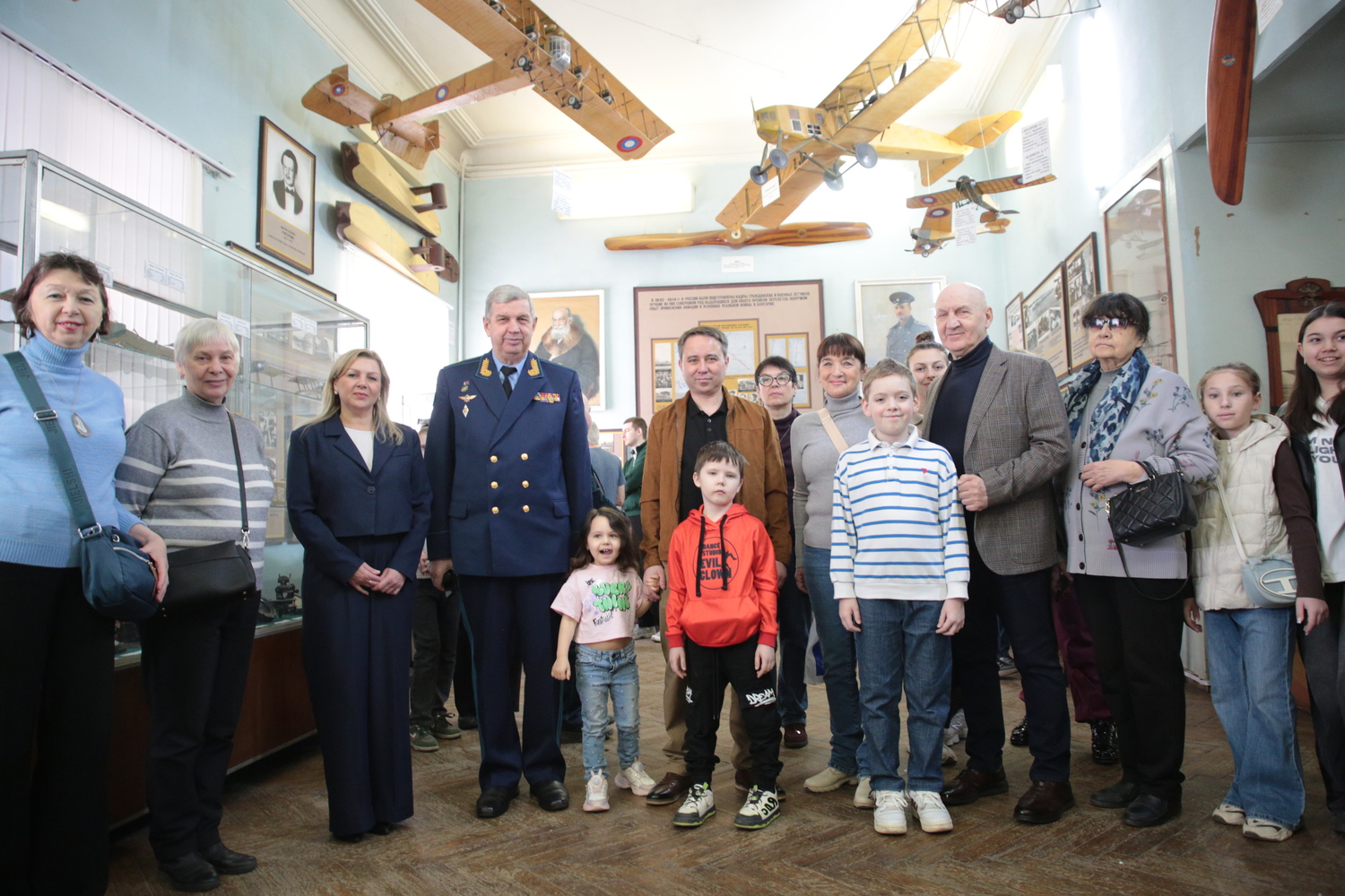 Участник СВО Эльдар Шарипов пригласил москвичей на субботник в Центральный дом авиации и космонавтики ДОСААФ  фото