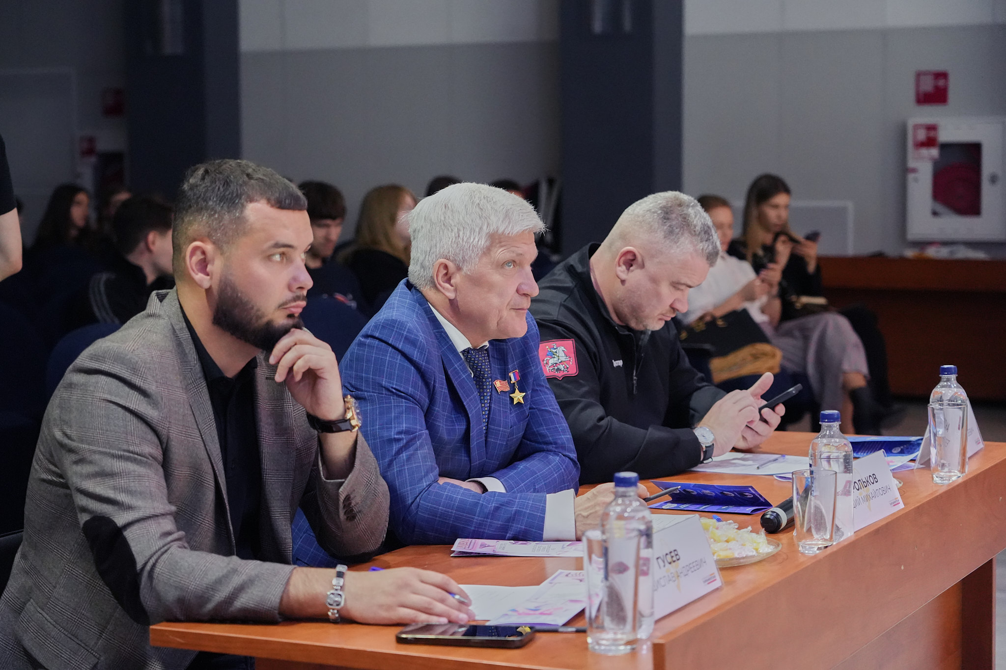 Третий тур городской Лиги дебатов: десять команд, пять тем и рост ораторского мастерства  фото