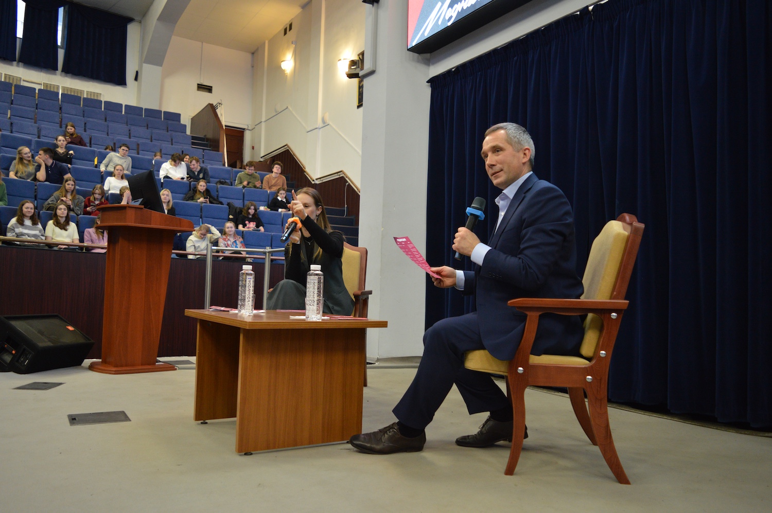 Шоу &laquo;Ближе к ИСПМ&raquo; с советником ректора ВШЭ Олегом Леоновым собрало более 350 зрителей  фото