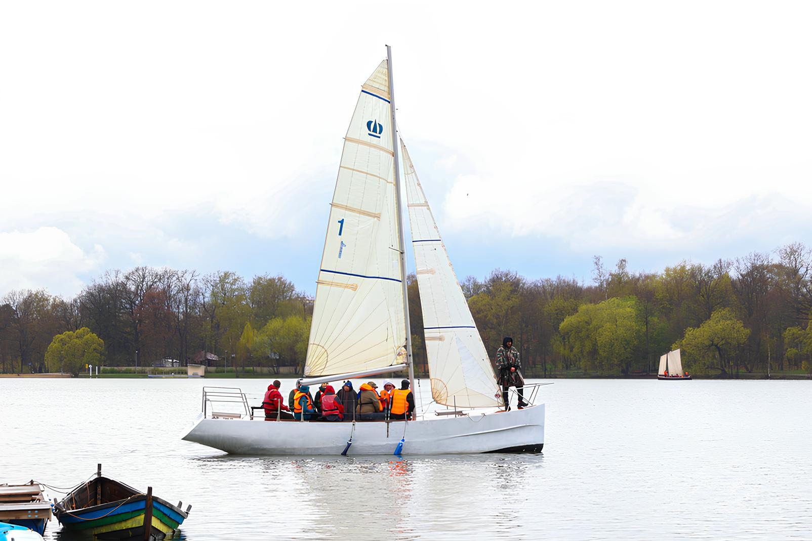 Эдуард Шонов напутствовал юных яхтсменов перед стартом парусной регаты на Белом озере  фото