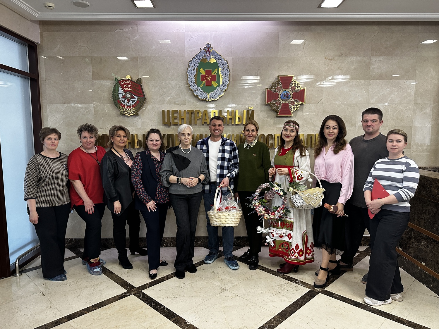 Эдуард Шонов передал пасхальные куличи в госпиталь имени П. В. Мандрыка Эдуард Шонов передал пасхальные куличи в госпиталь имени П. В. Мандрыка фото