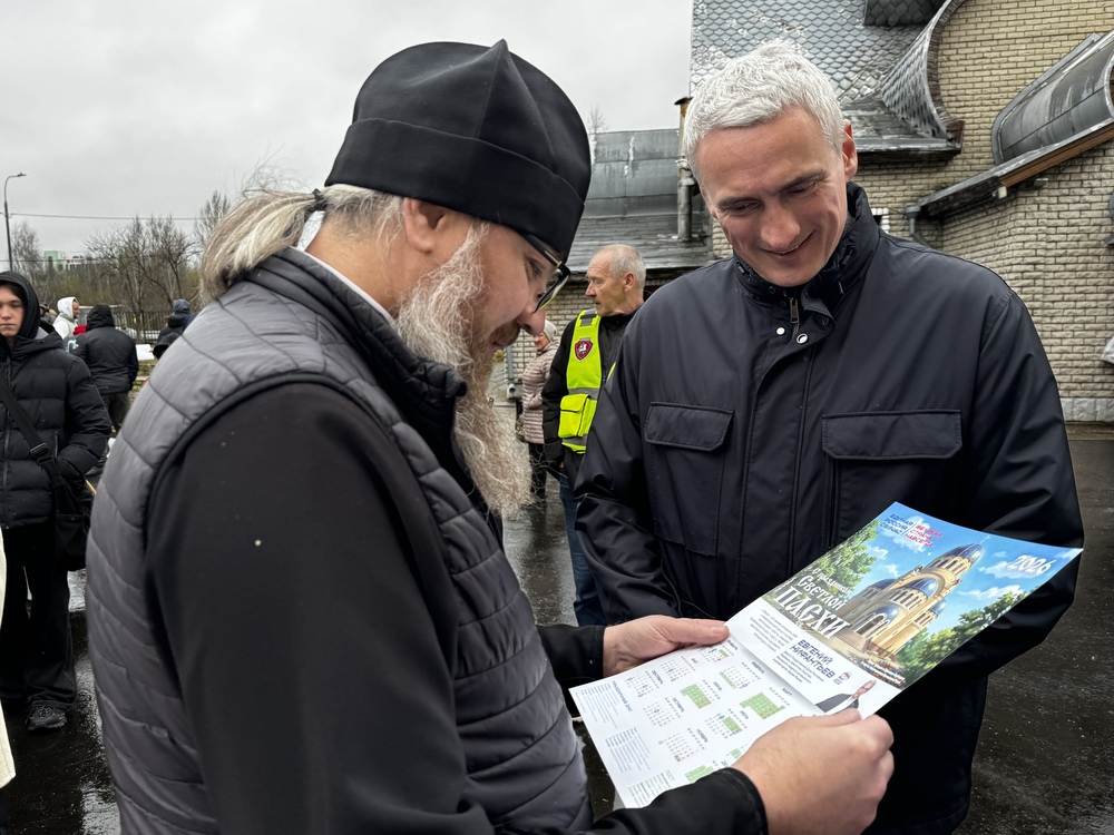 Евгений Нифантьев вместе с активистами Молодежного штаба организовал акцию по раздаче тематических календарей к Пасхе  фото