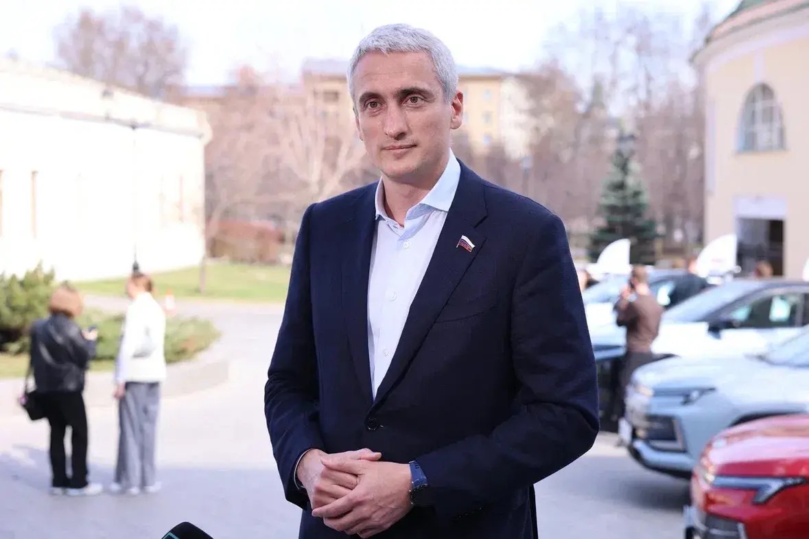 Молодежный штаб Евгения Нифантьева провел акцию &laquo;Чистый памятник&raquo; в Орехово-Борисово Южном  фото