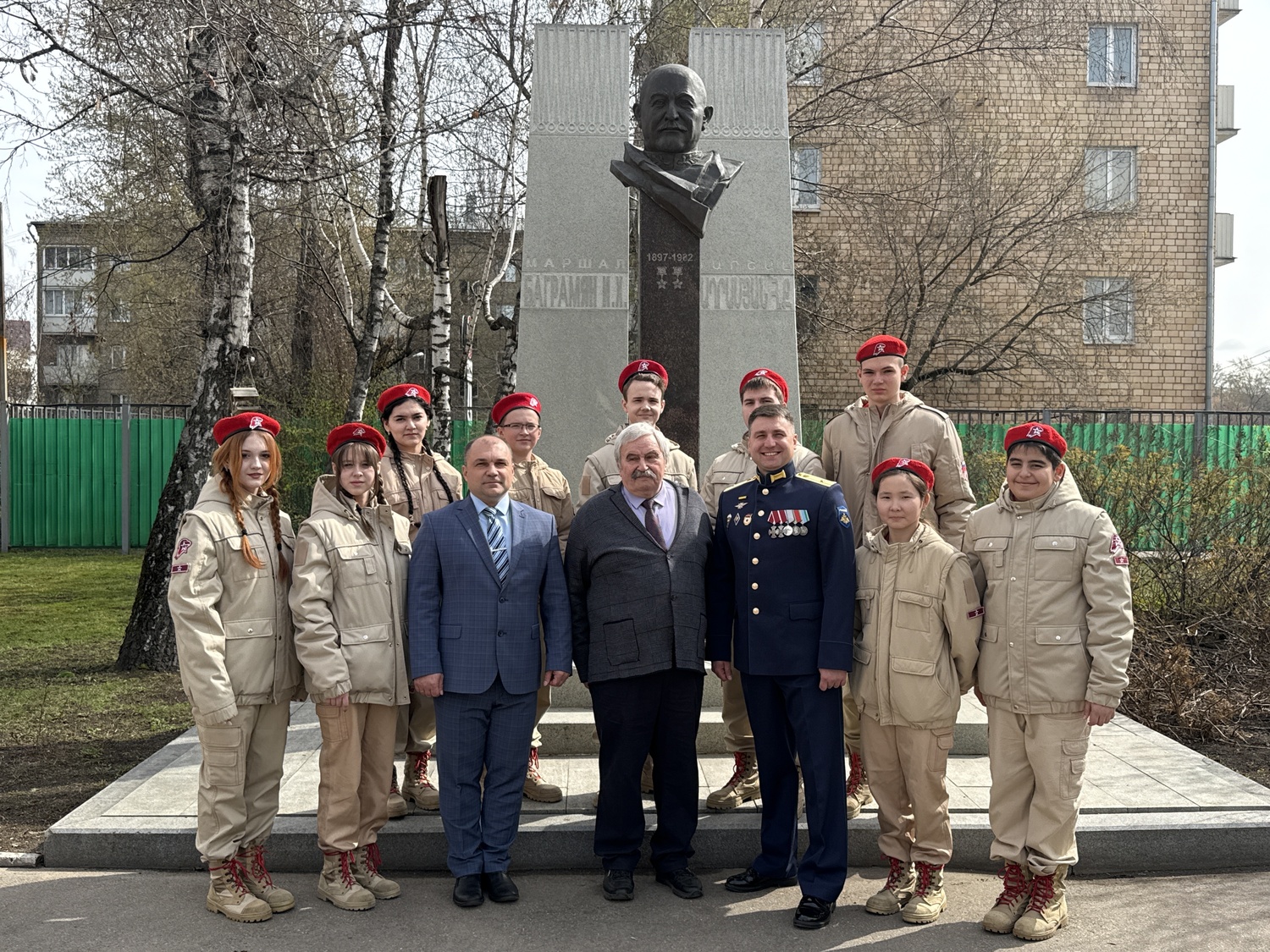 Ветеран боевых действий Эдуард Шонов принял участие в церемонии возложения цветов к бюсту маршала Баграмяна в школе № 1222 Ветеран боевых действий Эдуард Шонов принял участие в церемонии возложения цветов к бюсту маршала Баграмяна в школе № 1222 фото