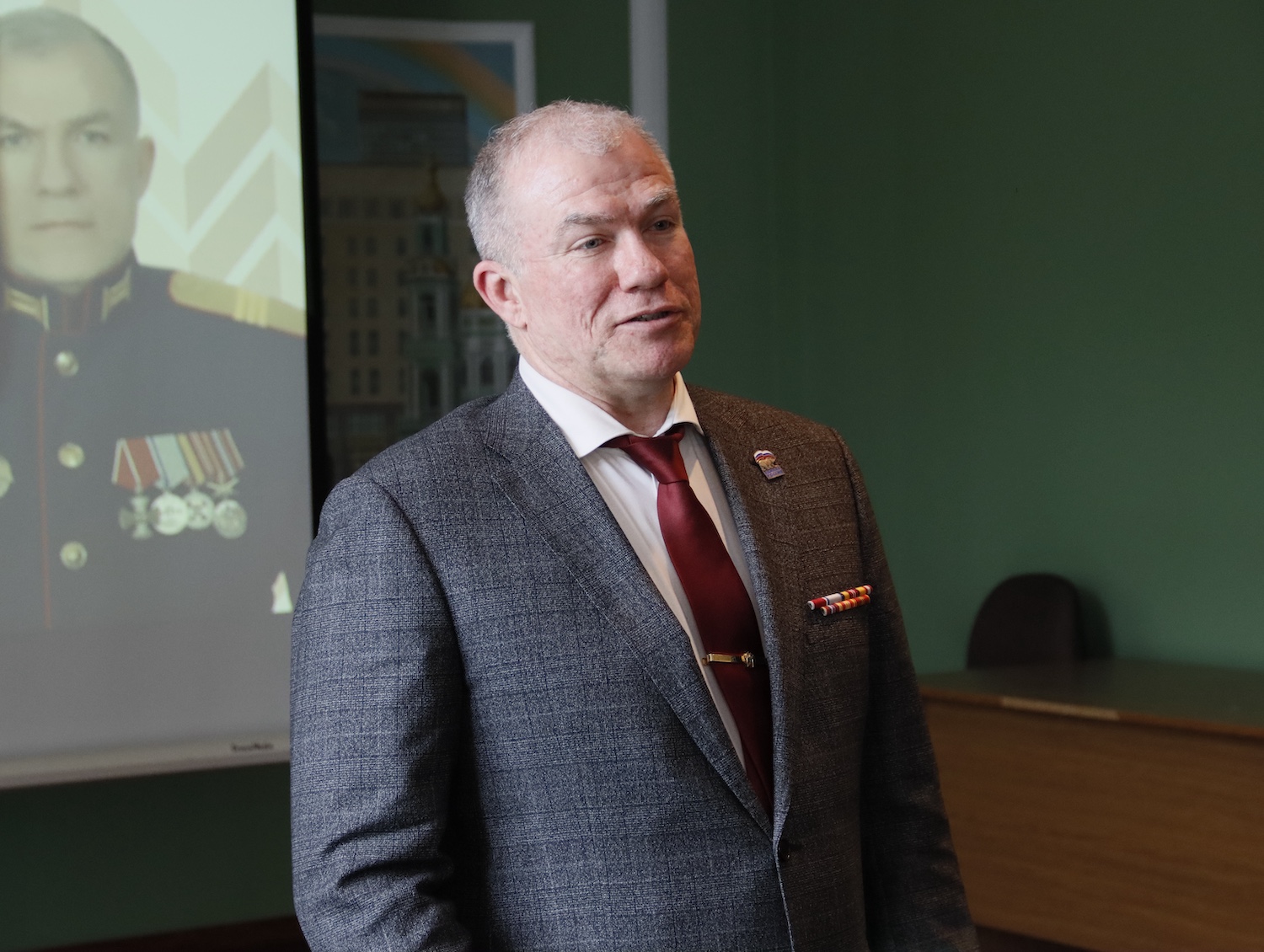 Участник СВО Александр Шелковой поздравил коллектив Северной станции водоподготовки с 74-летием со дня основания  фото