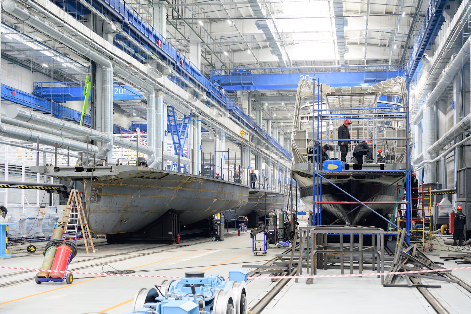 В Нагатинском затоне завершили сборку корпусов пятого и шестого электросудов проекта &laquo;Москва 1.0&raquo;  фото