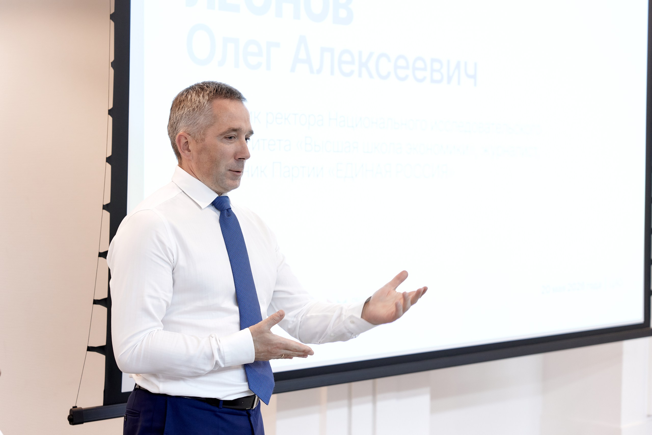 Журналист Олег Леонов провел встречу по профилактике мошенничества Журналист Олег Леонов провел встречу по профилактике мошенничества фото