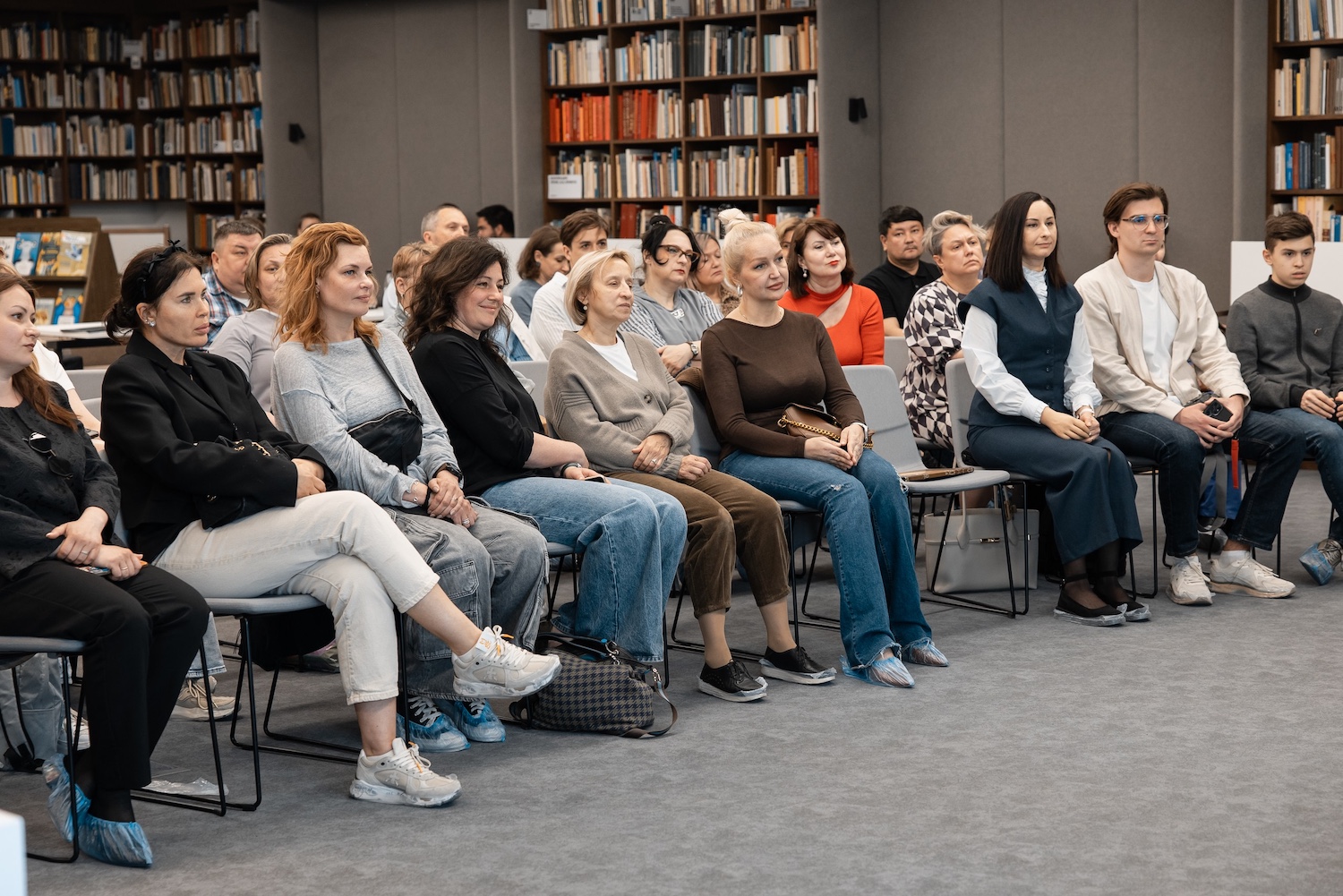 Журналист Олег Леонов открыл книжный клуб в библиотеке Пресненского района Журналист Олег Леонов открыл книжный клуб в библиотеке Пресненского района фото