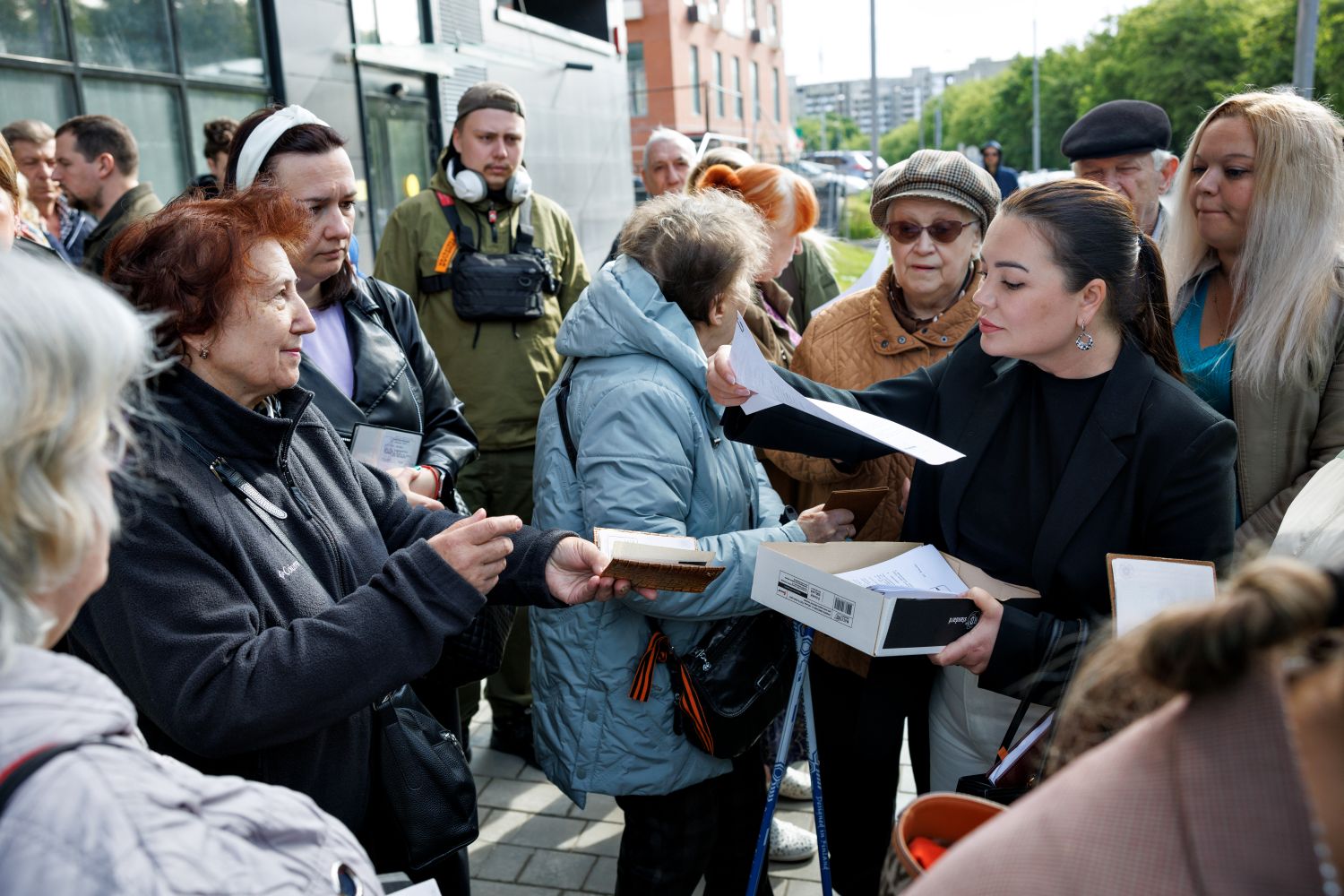 Депутат Госдумы Евгений Попов встретился с будущими новоселами дома в районе Фили-Давыдково  фото
