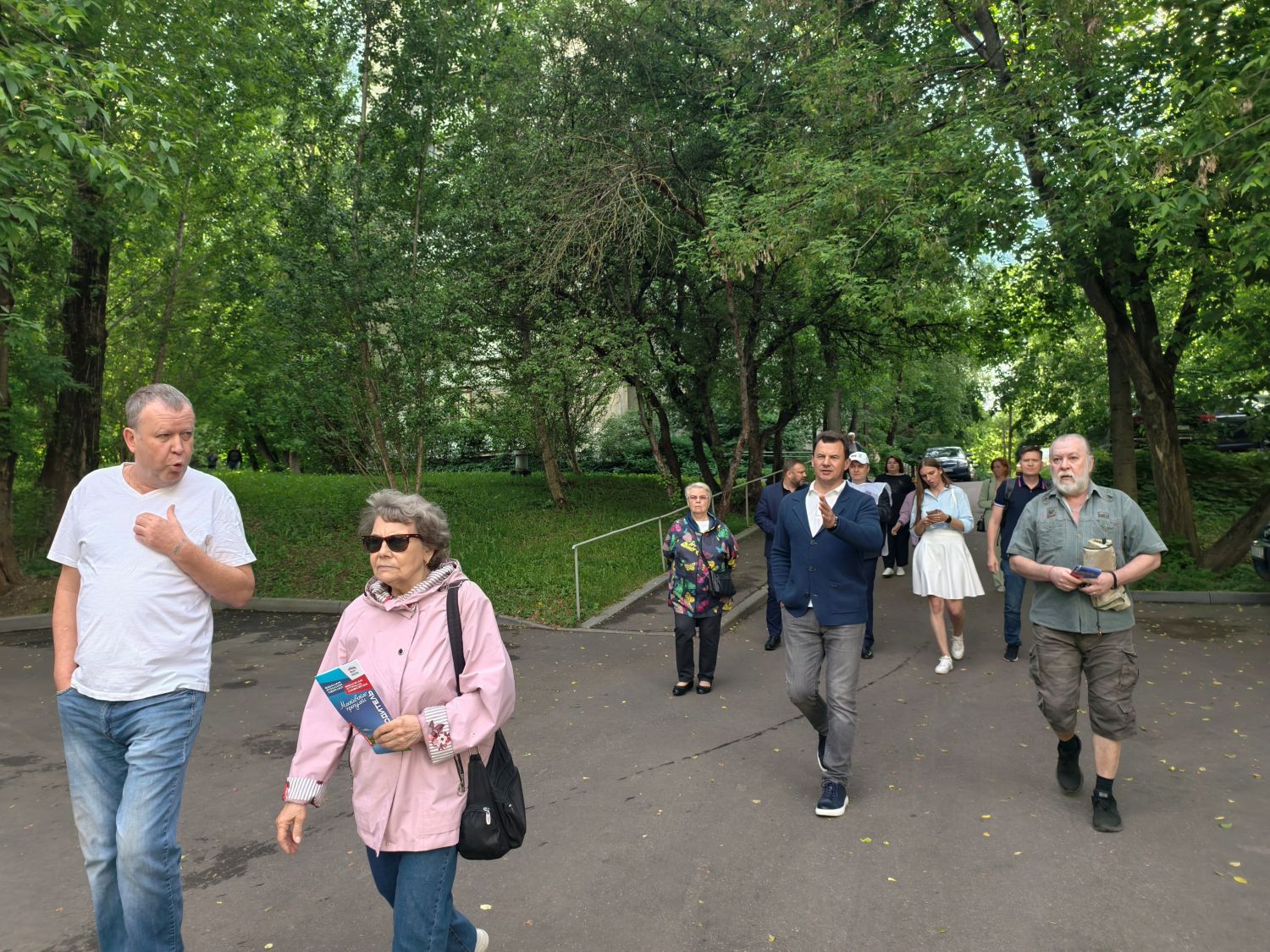 Депутат Государственной думы Роман Романенко обсудил с жителями Центрального Чертаново обустройство пешеходной зоны Депутат Государственной думы Роман Романенко обсудил с жителями Центрального Чертаново обустройство пешеходной зоны фото
