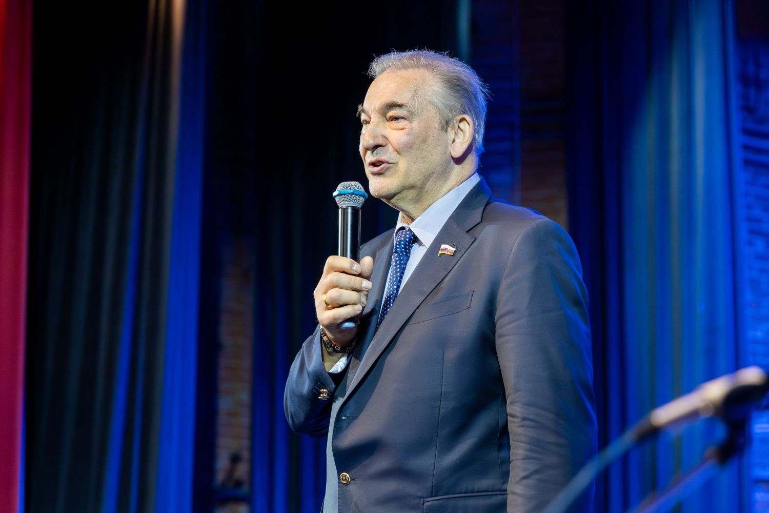 Депутат Госдумы Владислав Третьяк поздравил выпускников школы № 1505 с последним звонком в Преображенском Депутат Госдумы Владислав Третьяк поздравил выпускников школы № 1505 с последним звонком в Преображенском фото