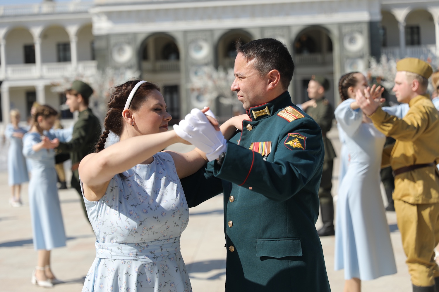 Участник СВО Эльдар Шарипов присоединился к акции &laquo;Вальс Победы&raquo; в Москве  фото