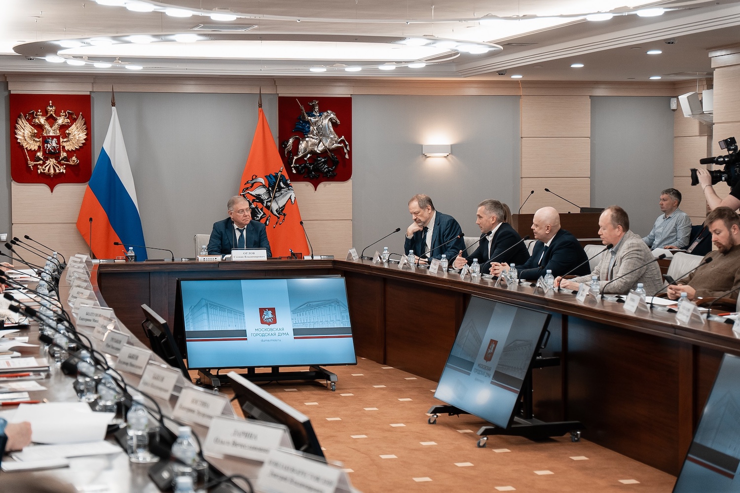 Советник ректора НИУ ВШЭ Олег Леонов принял участие в VI научно-практической конференции в Московской городской думе  фото