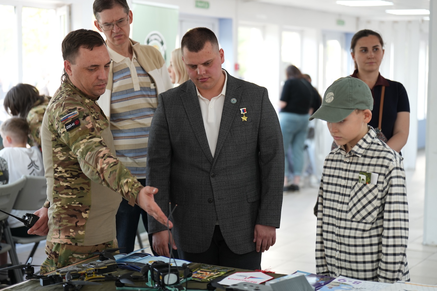 Герой России Эдуард Казымов наградил победителей военно-патриотической игры &laquo;Зарница&raquo; в СЗАО  фото