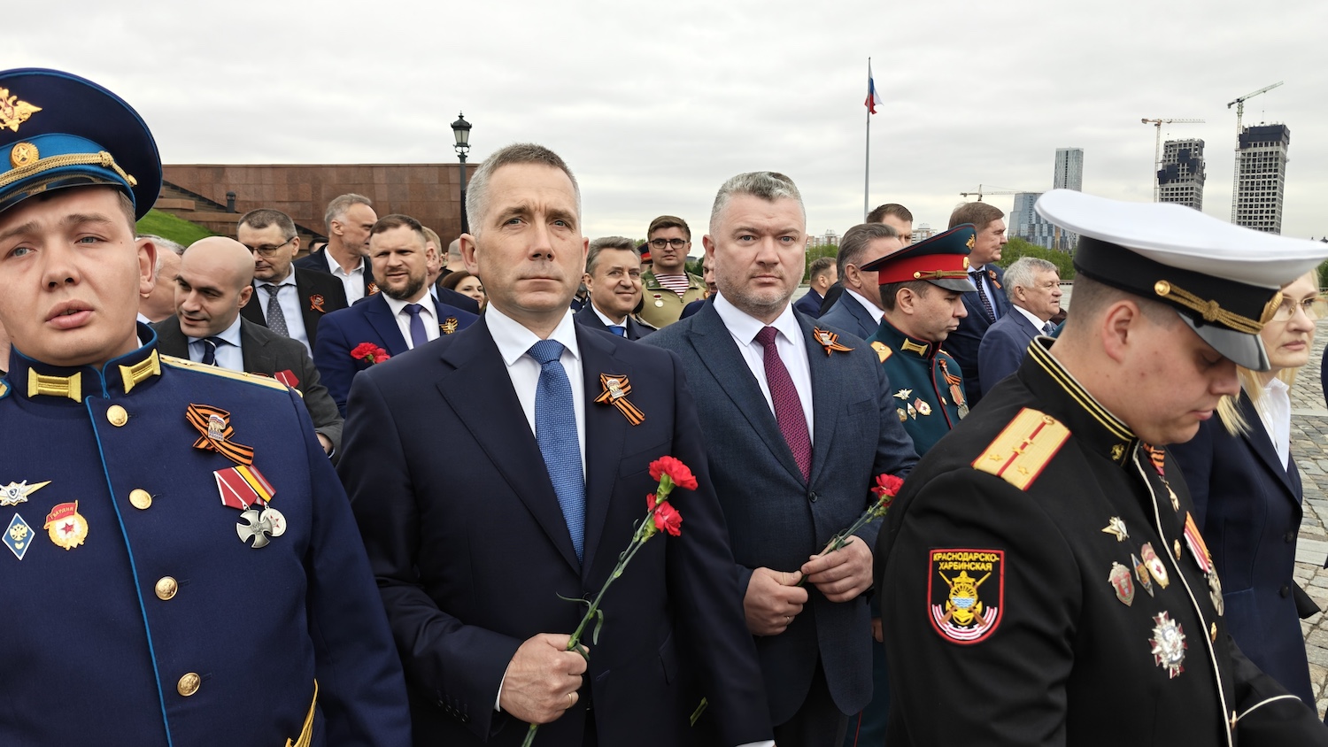 Участники СВО и общественные деятели приняли участие в мемориальной акции партии &laquo;Единая Россия&raquo; на Поклонной горе  фото