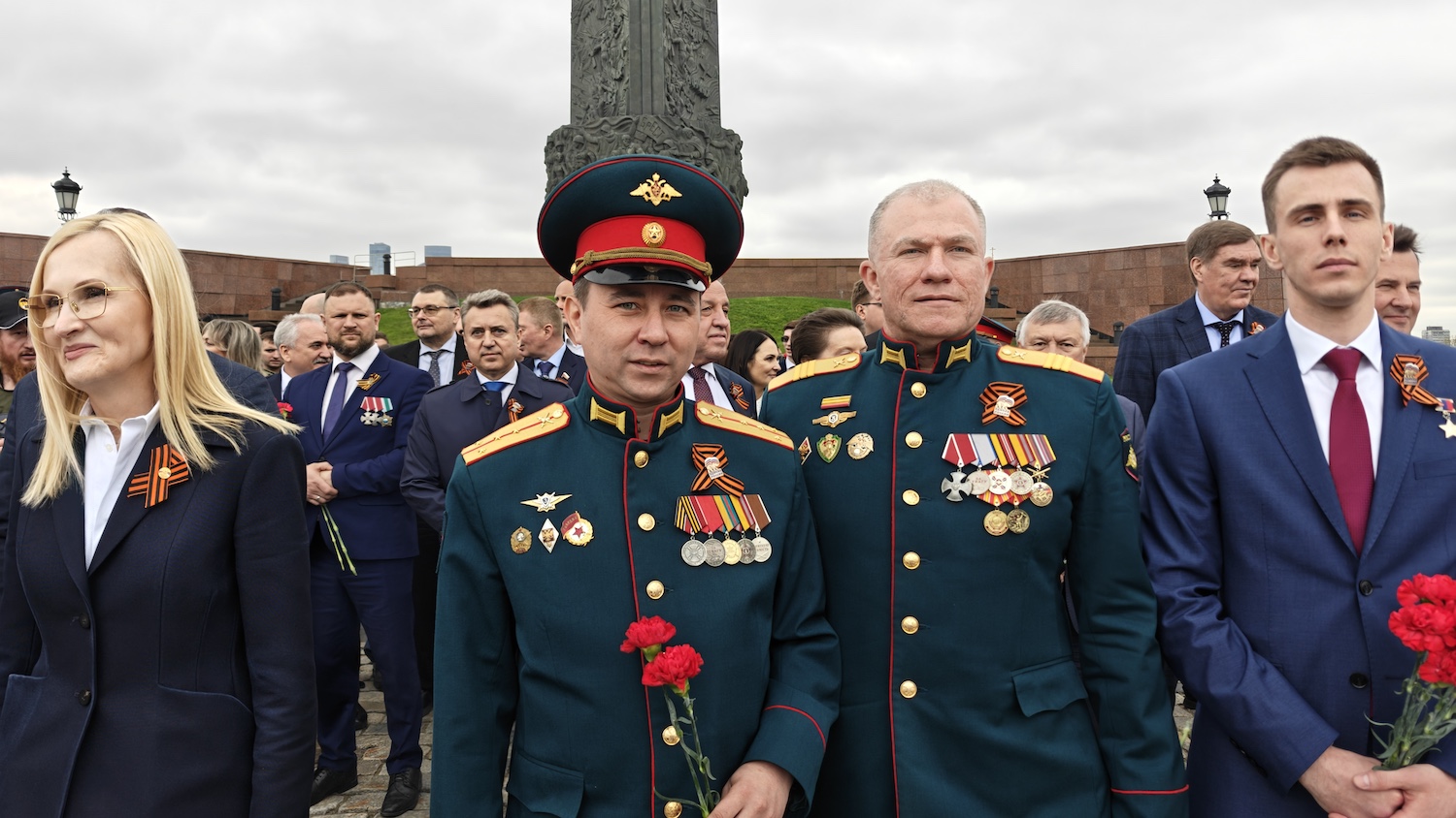 Участники СВО и общественные деятели приняли участие в мемориальной акции партии &laquo;Единая Россия&raquo; на Поклонной горе  фото