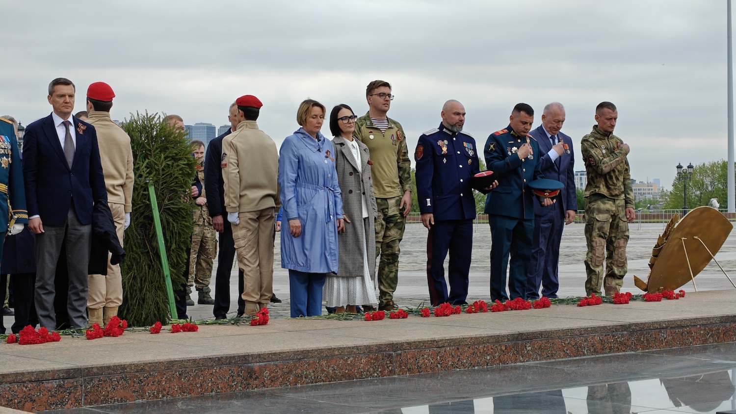 Участники СВО и общественные деятели приняли участие в мемориальной акции партии &laquo;Единая Россия&raquo; на Поклонной горе  фото