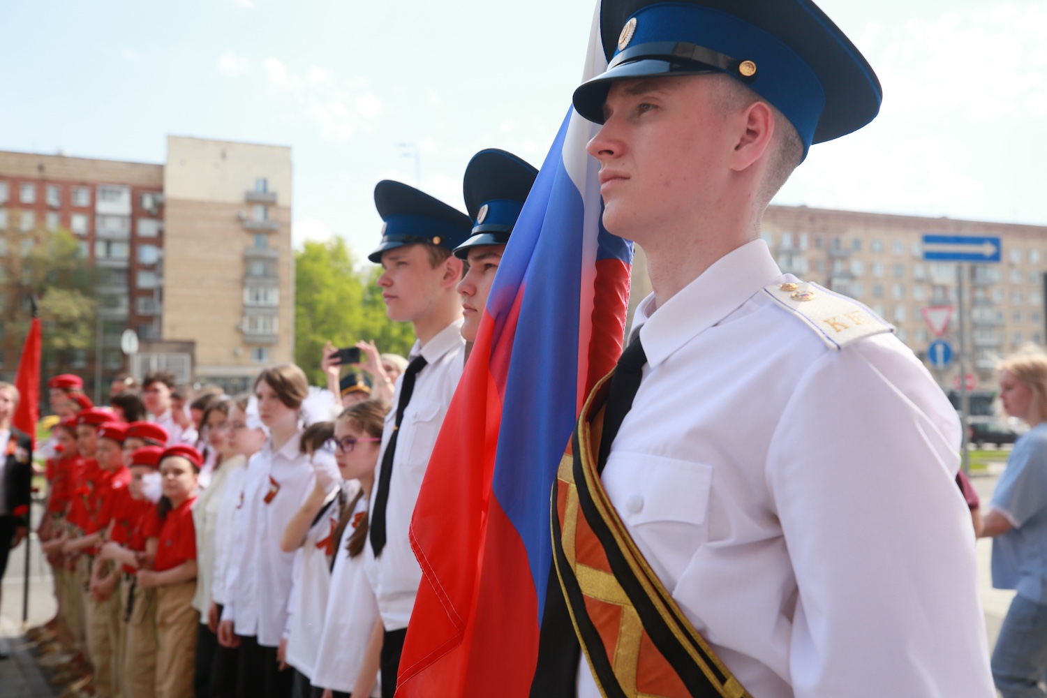 Военный врач Дмитрий Назаров принял участие в возложении цветов к мемориальной доске Героя Советского Союза в Ломоносовском районе  фото