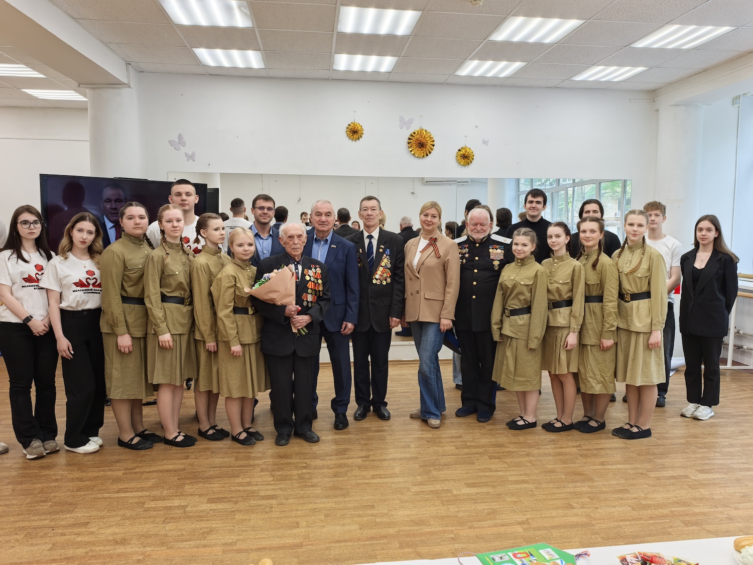 В Кузьминках кадеты и участники СВО поздравили ветерана Михаила Спектора  фото
