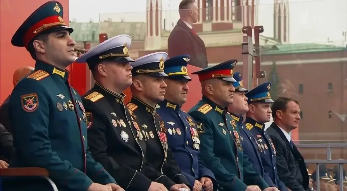 Герой России Эдуард Казымов принял участие в параде Победы на Красной площади  фото