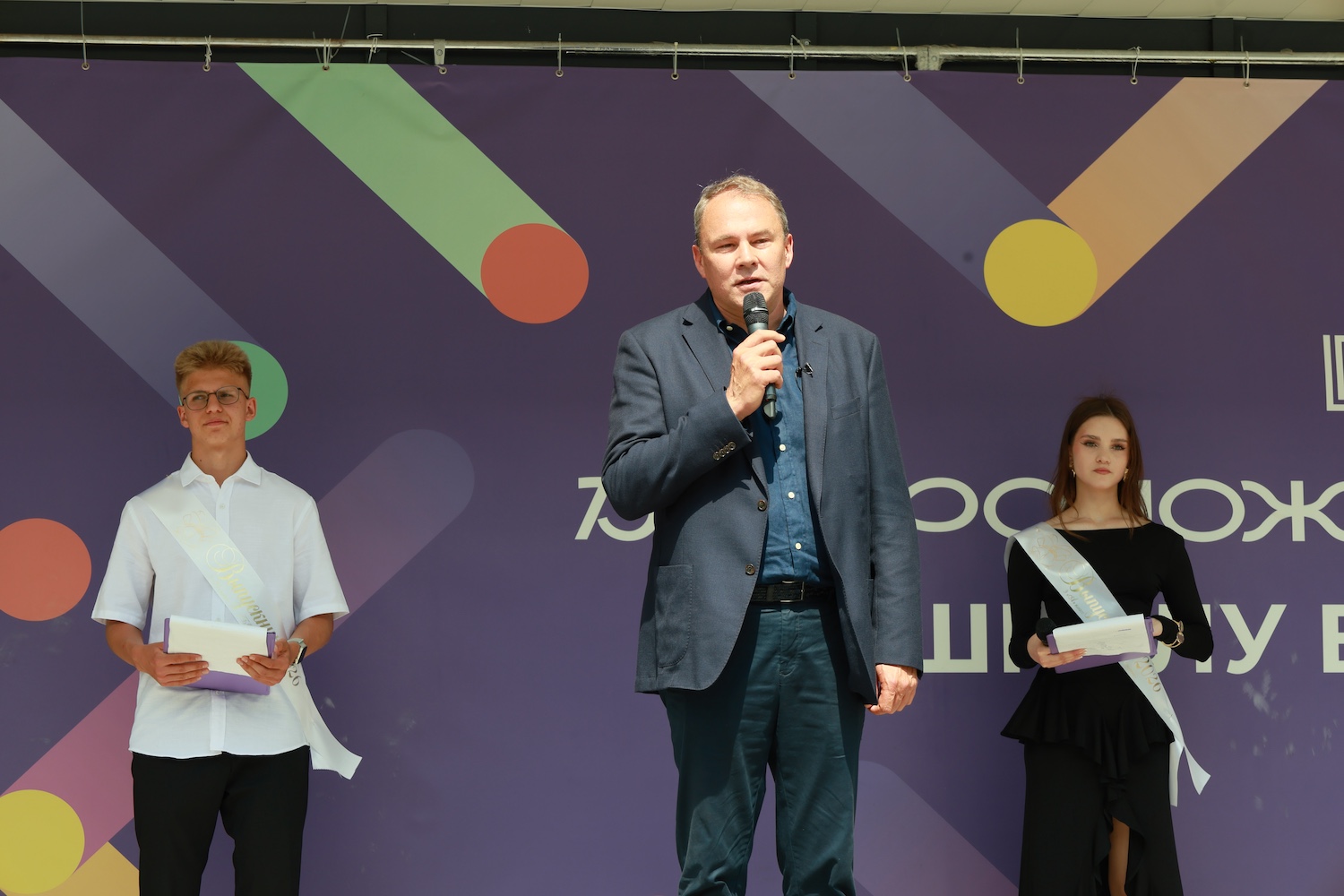 Вице-спикер Государственной думы Петр Толстой поздравил выпускников ЮВАО с последним звонком  фото