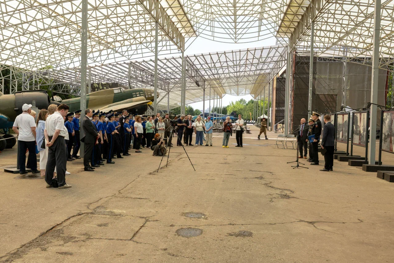 Активисты проекта &laquo;Город героев&raquo; посетили фотовыставку &laquo;Мариуполь &mdash; город воинской славы&raquo; в музее &laquo;Г.О.Р.А.&raquo;  фото