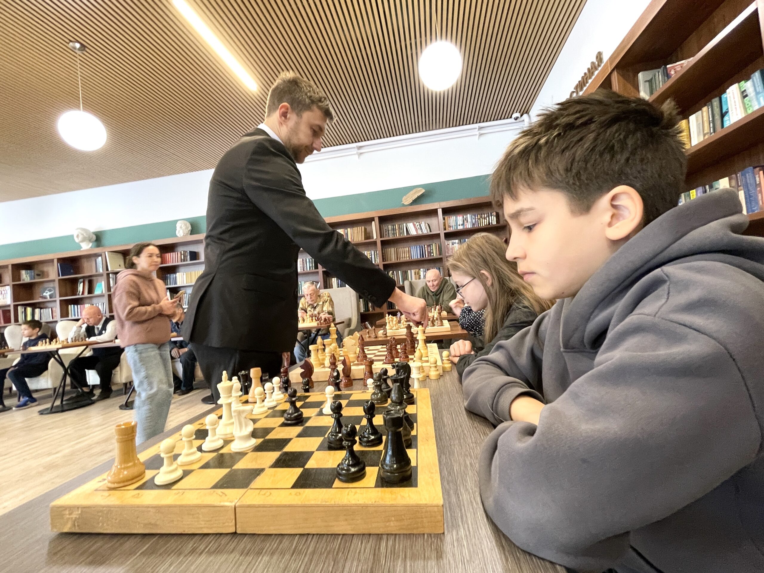 Московская ассоциация ветеранов СВО провела шахматный турнир «Мост поколений» в Марьиной Роще Московская ассоциация ветеранов СВО провела шахматный турнир «Мост поколений» в Марьиной Роще фото