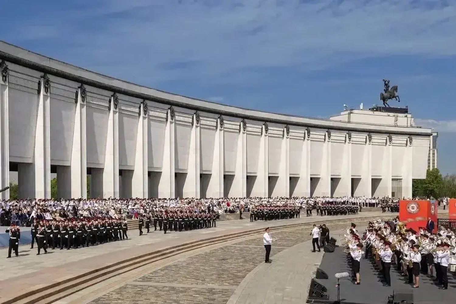 На Поклонной горе прошел традиционный парад кадетского движения «Не прервется связь поколений» На Поклонной горе прошел традиционный парад кадетского движения «Не прервется связь поколений» фото