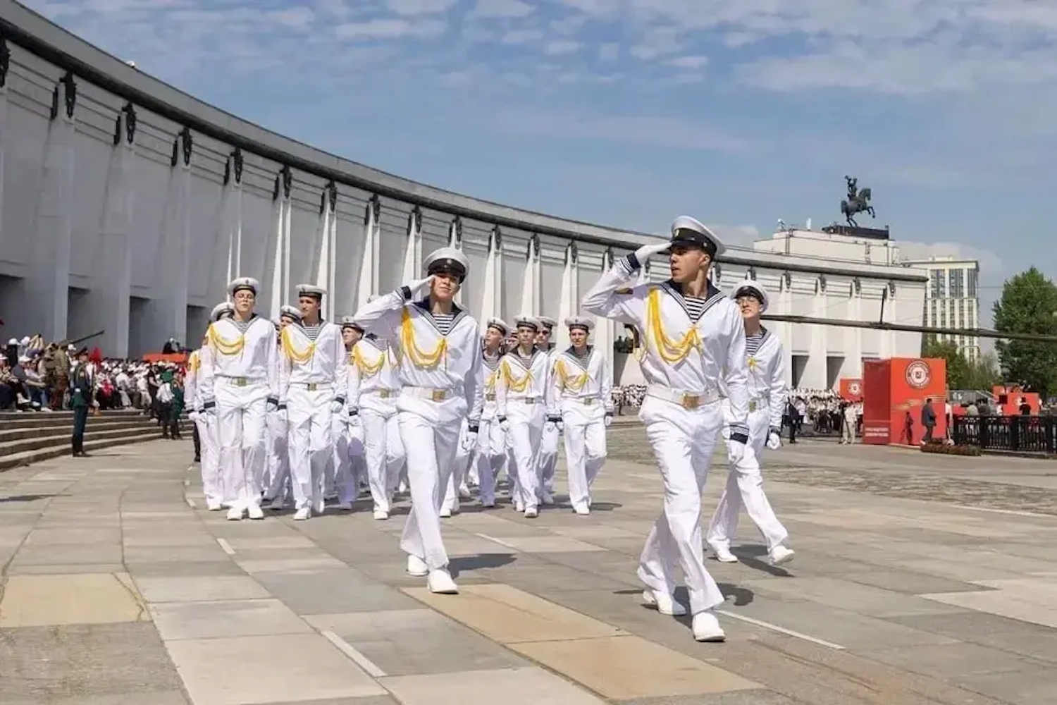 На Поклонной горе прошел традиционный парад кадетского движения «Не прервется связь поколений» На Поклонной горе прошел традиционный парад кадетского движения «Не прервется связь поколений» фото