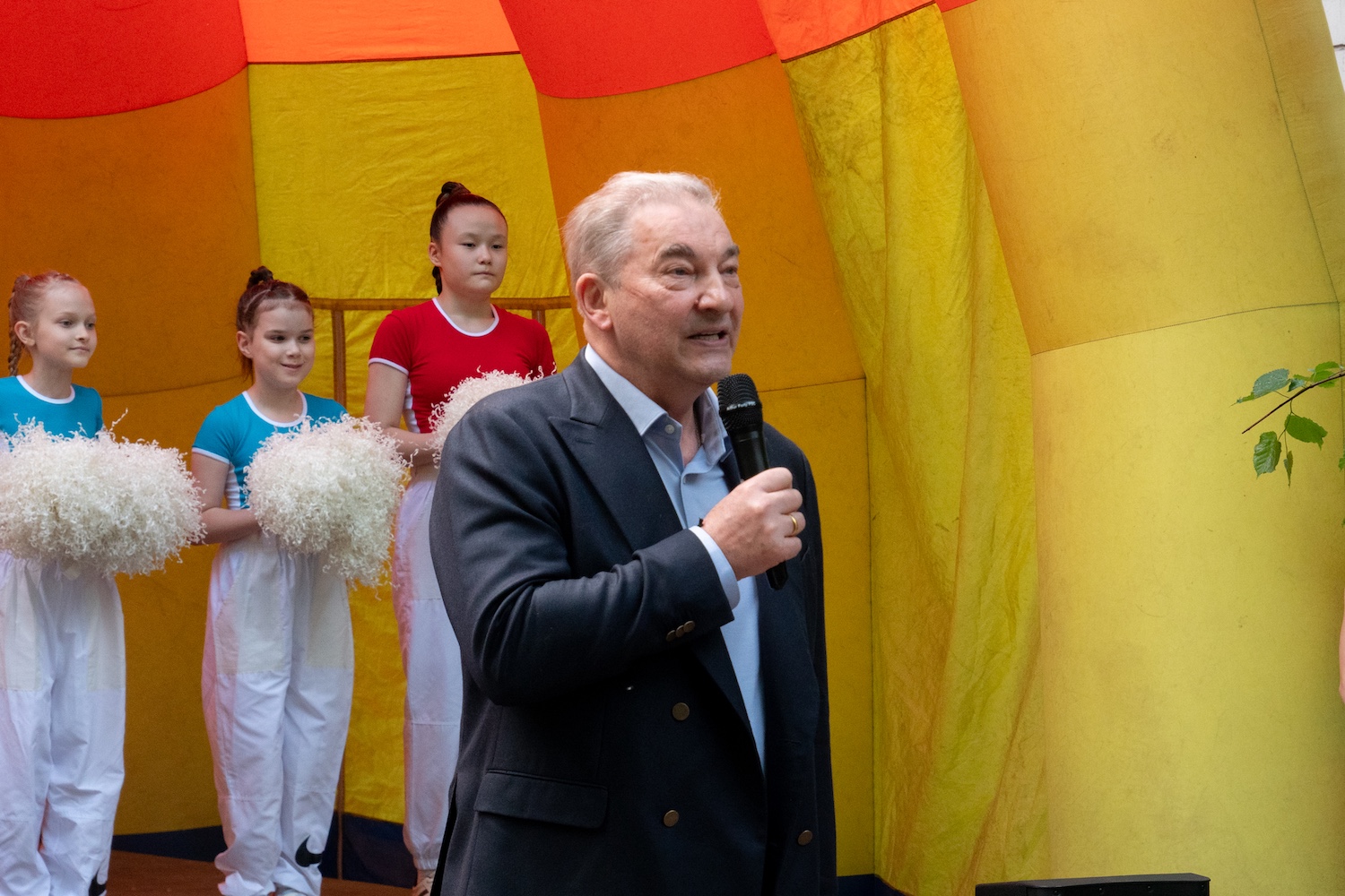 Депутат Госдумы Владислав Третьяк поздравил жителей с Днем защиты детей на мероприятии в районе Соколиная гора&nbsp;  фото