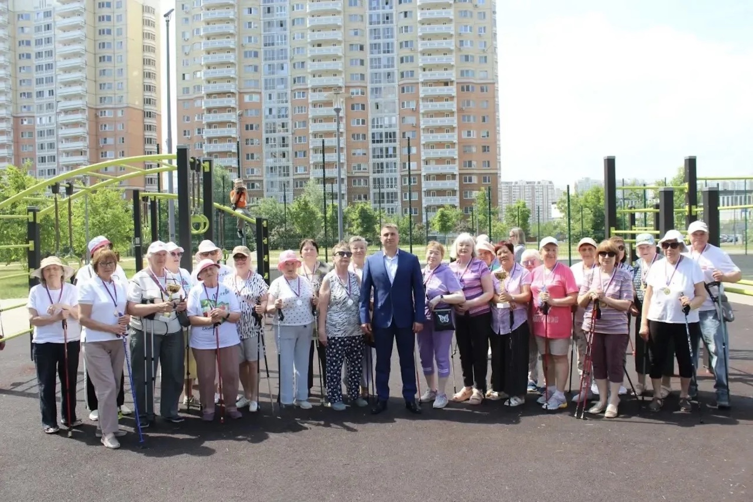 Фестиваль северной ходьбы прошел в Некрасовке  фото