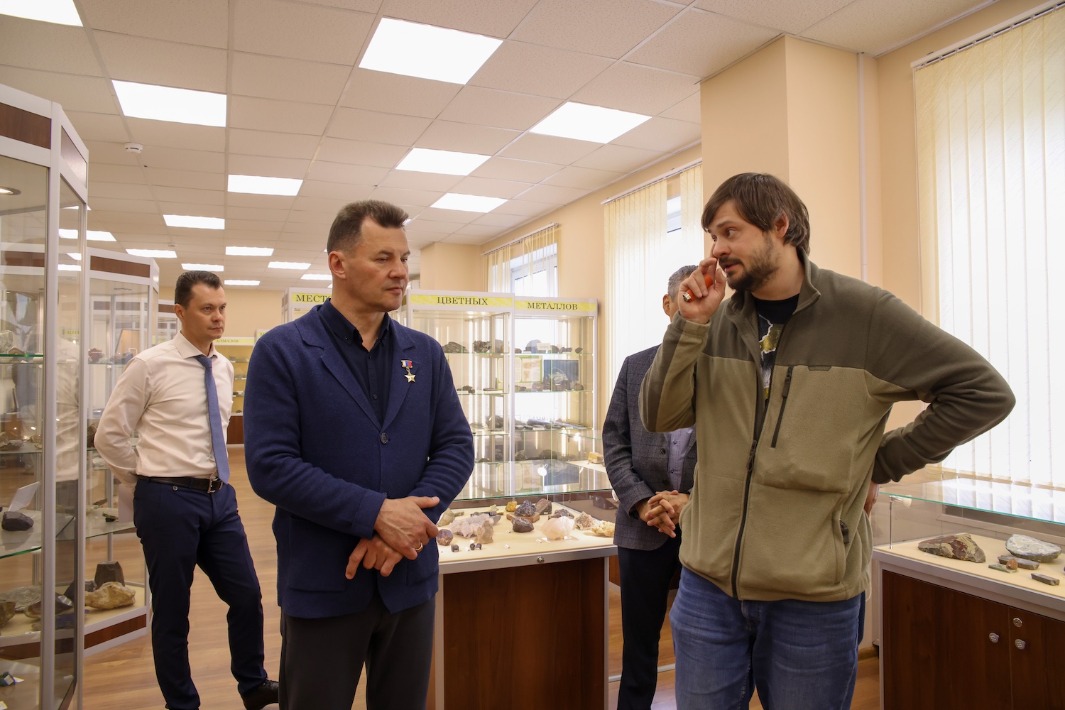 Герой России Роман Романенко обсудил использование космических технологий с сотрудниками института геологоразведки Герой России Роман Романенко обсудил использование космических технологий с сотрудниками института геологоразведки фото