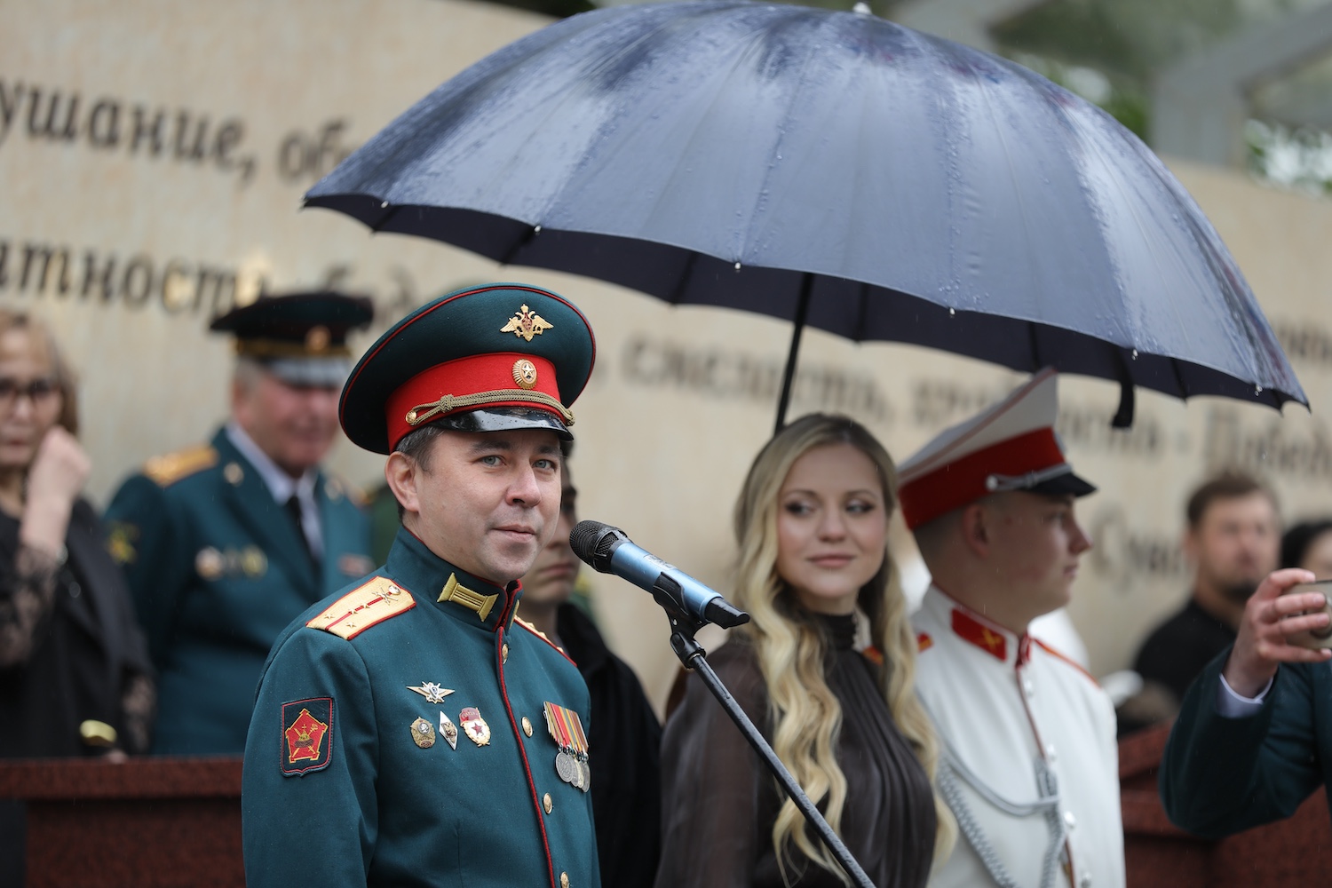 Участник СВО Эльдар Шарипов поздравил выпускников школ САО с последним звонком  фото