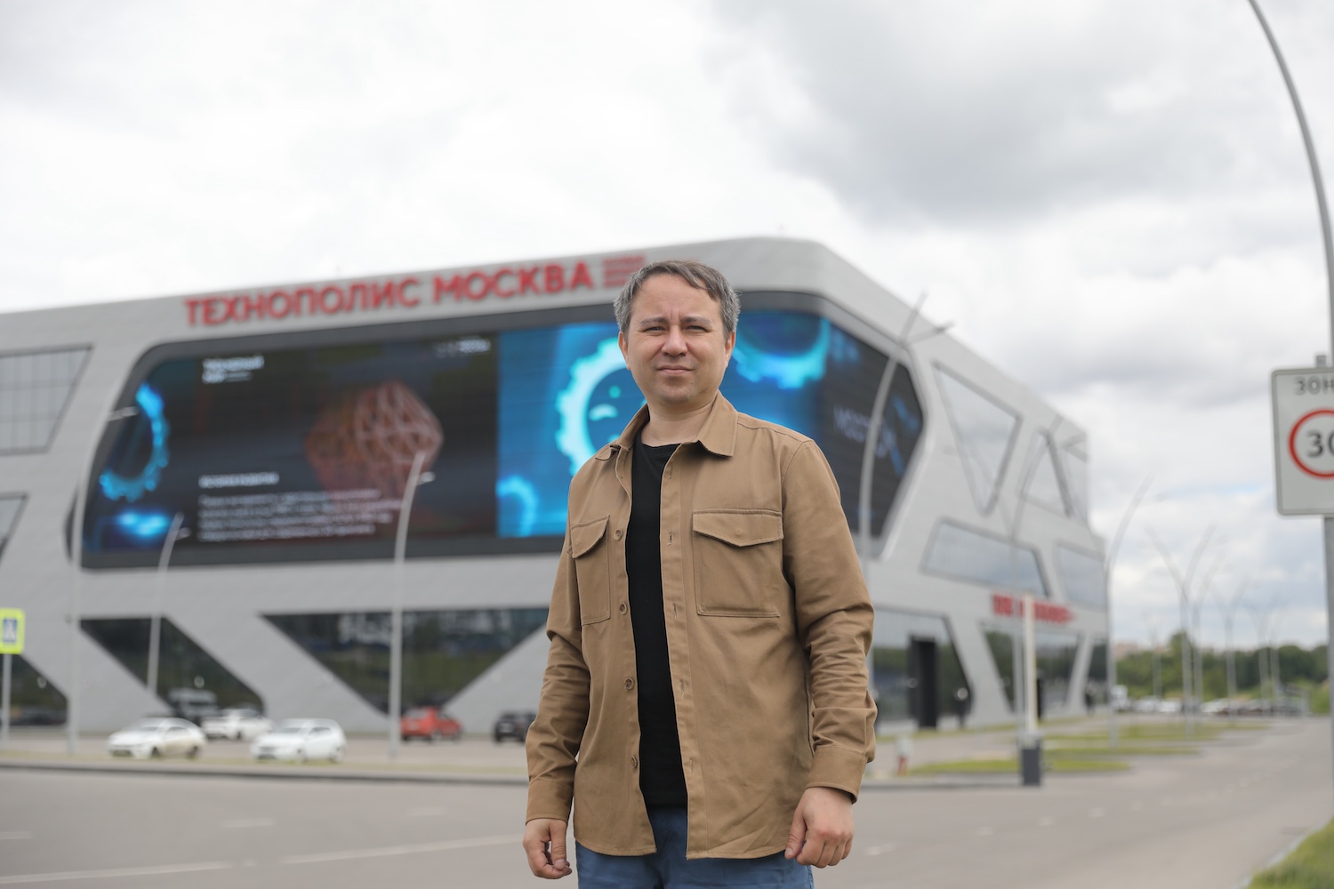 Участник СВО Эльдар Шарипов посетил Федеральный центр беспилотных авиационных систем в индустриальном парке &laquo;Руднево&raquo;  фото
