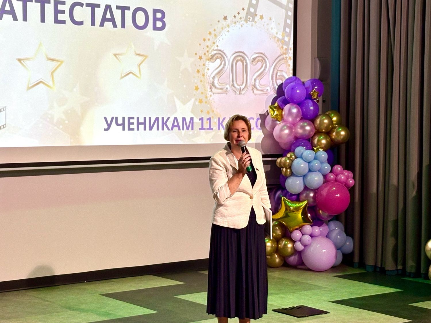 Светлана Разворотнева поздравила выпускников столичных школ  фото