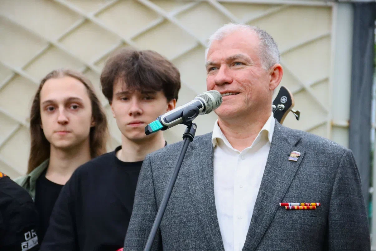 Участник СВО Александр Шелковой провел патриотическую встречу с молодежью в сквере &laquo;Отрадное&raquo;  фото