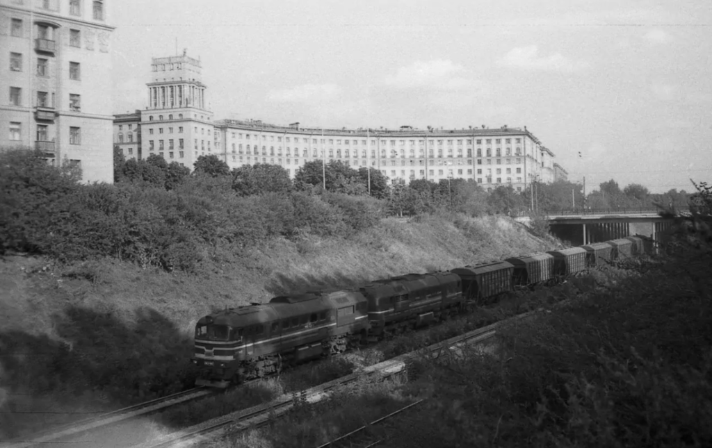 Ленинский проспект &mdash; Октябрьская: Малевич у Горького на Ленинском  фото