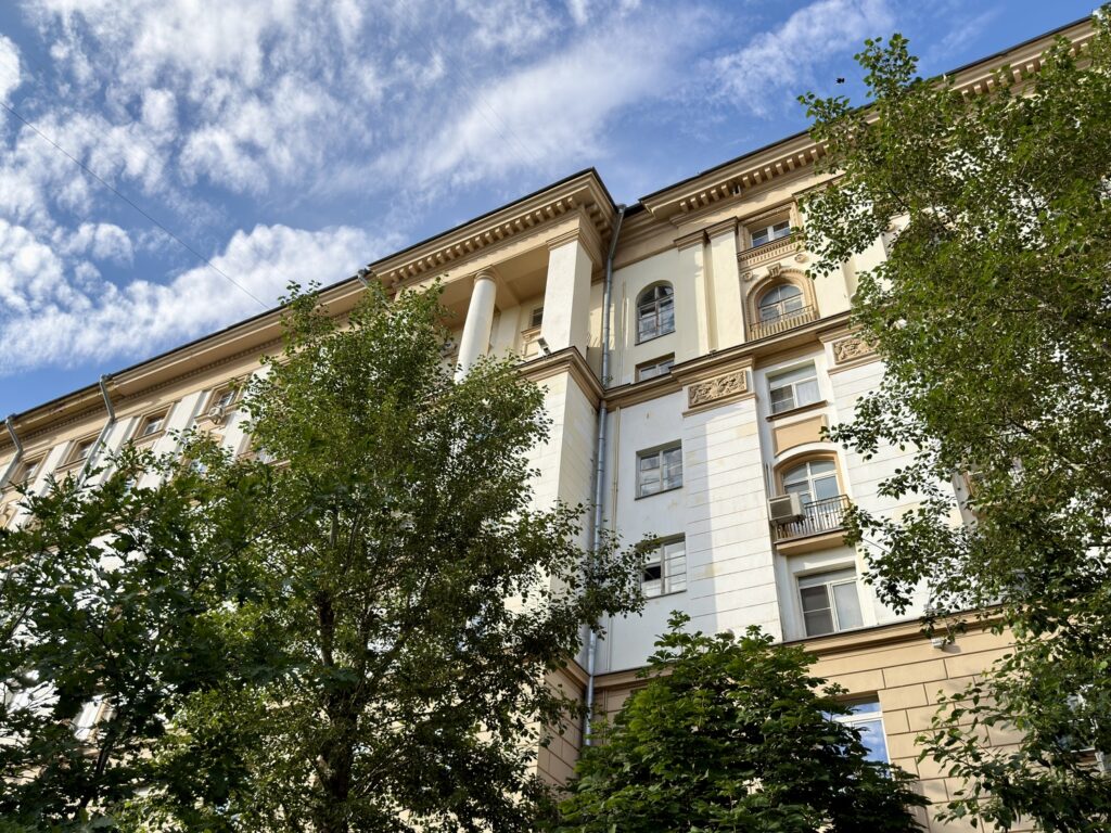 Ленинский проспект &mdash; Октябрьская: Малевич у Горького на Ленинском  фото