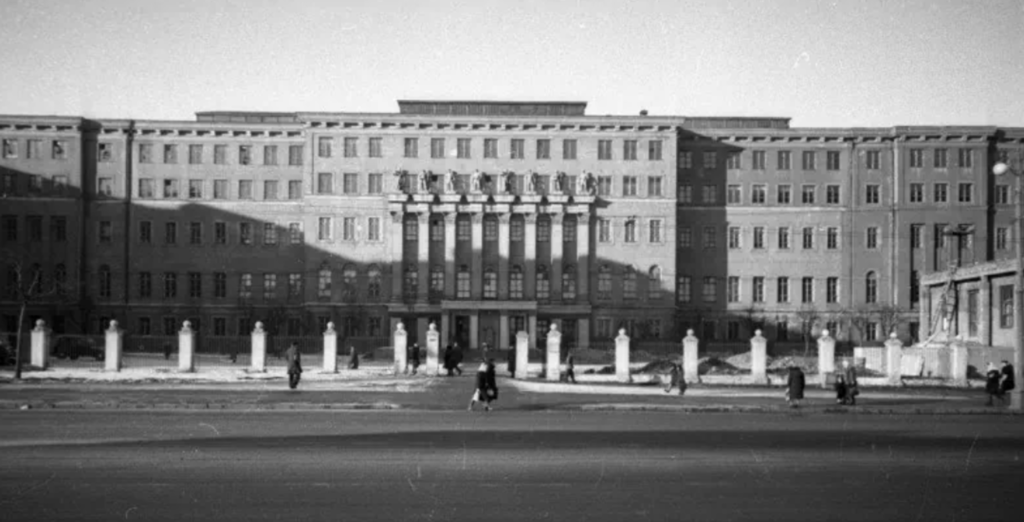 Ленинский проспект &mdash; Октябрьская: Малевич у Горького на Ленинском  фото