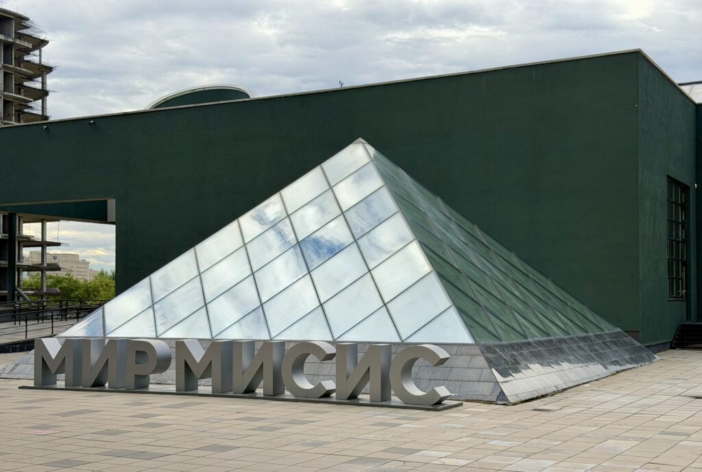 Ленинский проспект &mdash; Октябрьская: Малевич у Горького на Ленинском  фото