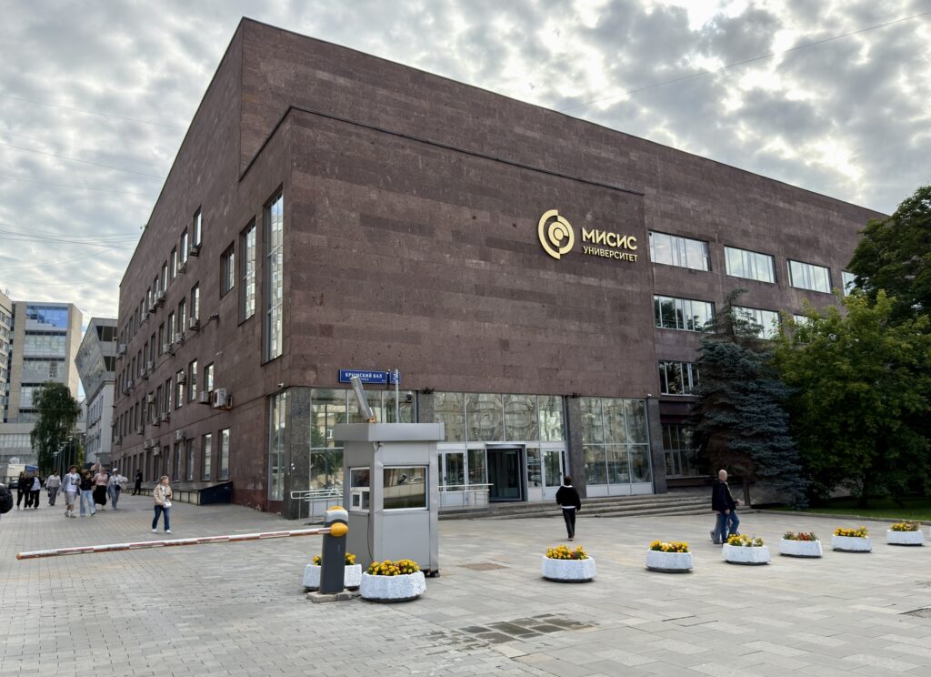 Ленинский проспект &mdash; Октябрьская: Малевич у Горького на Ленинском  фото