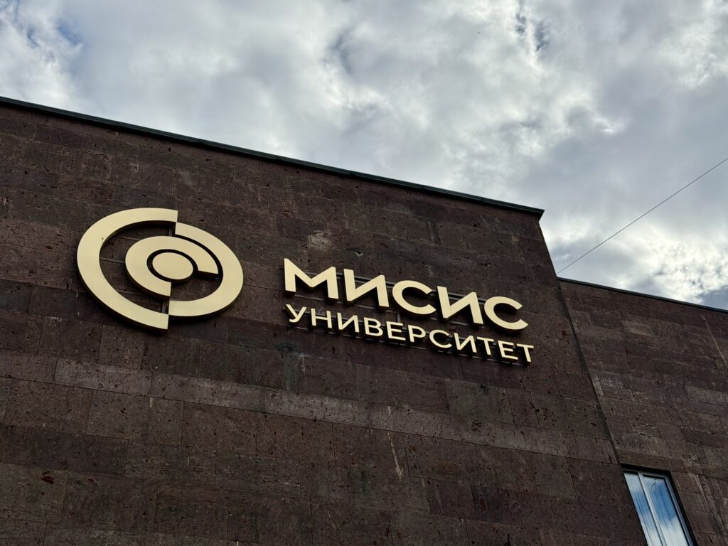 Ленинский проспект &mdash; Октябрьская: Малевич у Горького на Ленинском  фото