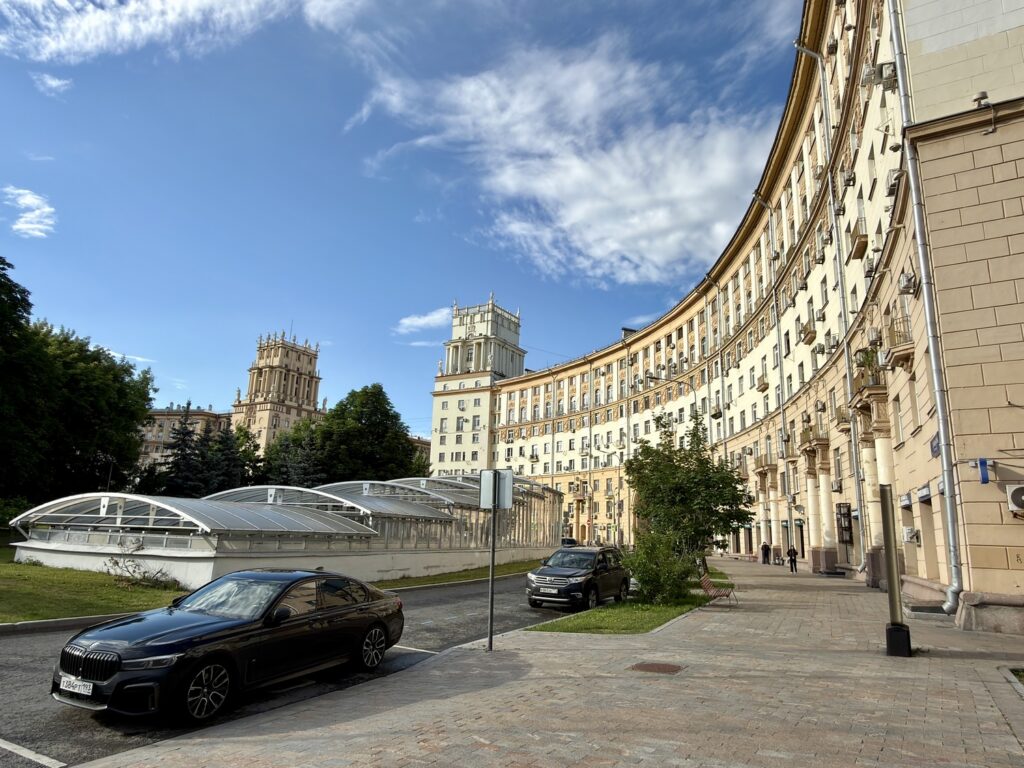 Ленинский проспект &mdash; Октябрьская: Малевич у Горького на Ленинском  фото