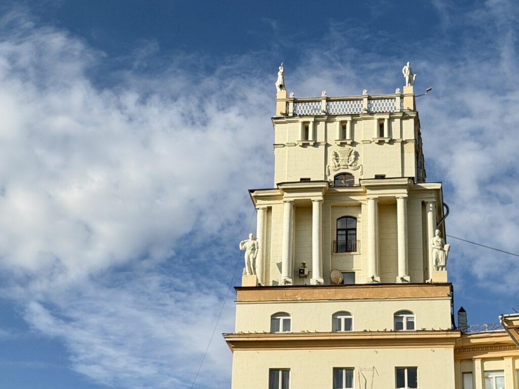 Ленинский проспект &mdash; Октябрьская: Малевич у Горького на Ленинском  фото