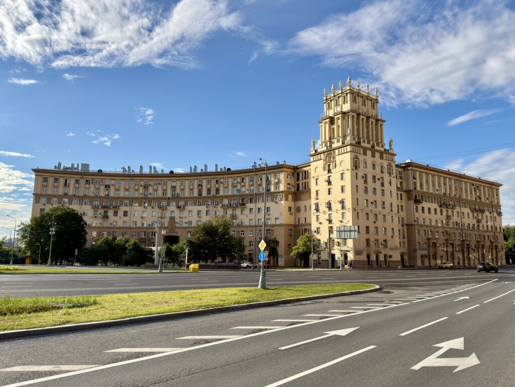 Ленинский проспект &mdash; Октябрьская: Малевич у Горького на Ленинском  фото