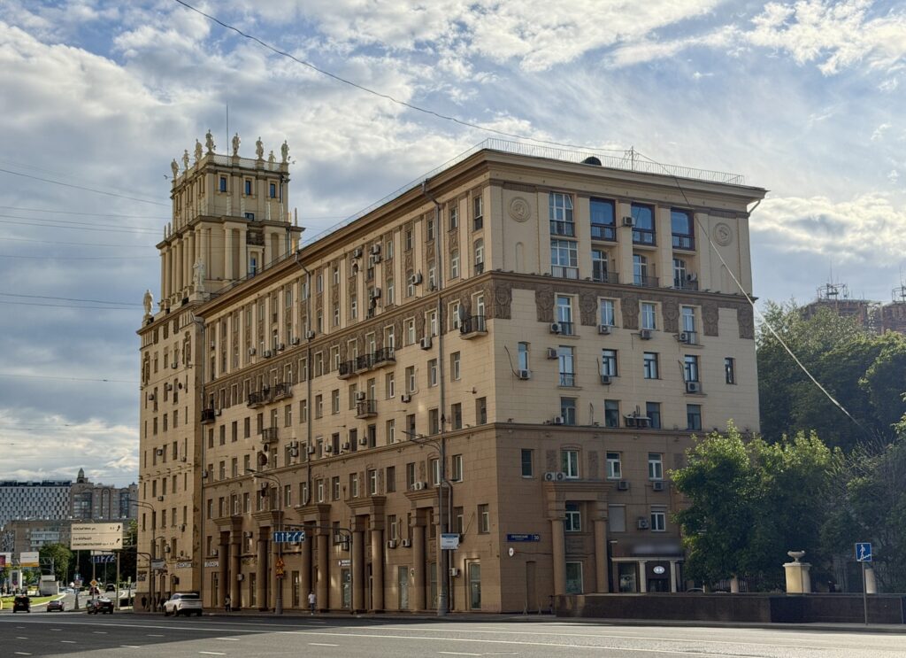 Ленинский проспект &mdash; Октябрьская: Малевич у Горького на Ленинском  фото