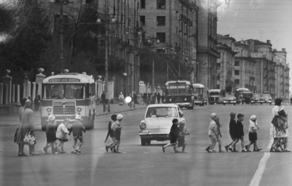 Ленинский проспект &mdash; Октябрьская: Малевич у Горького на Ленинском  фото