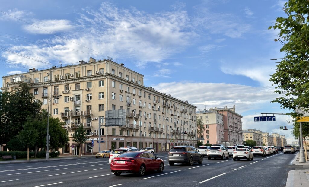 Ленинский проспект &mdash; Октябрьская: Малевич у Горького на Ленинском  фото