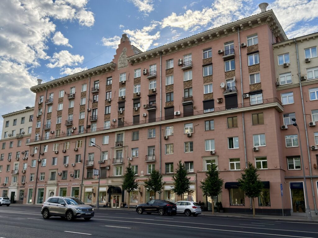 Ленинский проспект &mdash; Октябрьская: Малевич у Горького на Ленинском  фото